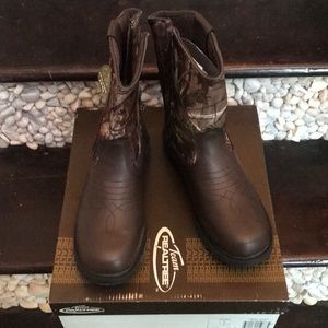 Real tree Camo boots for boys,girls,women or men! New! Never Worn!
